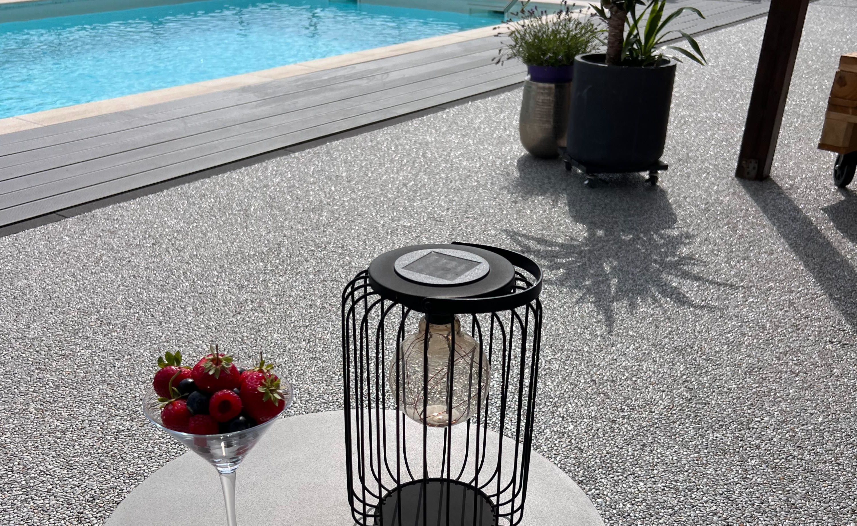 Swimming Pool Umrandung mit Steinteppich